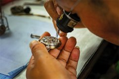 逆时针转动：欧米茄腕表发条拧反修复秘籍